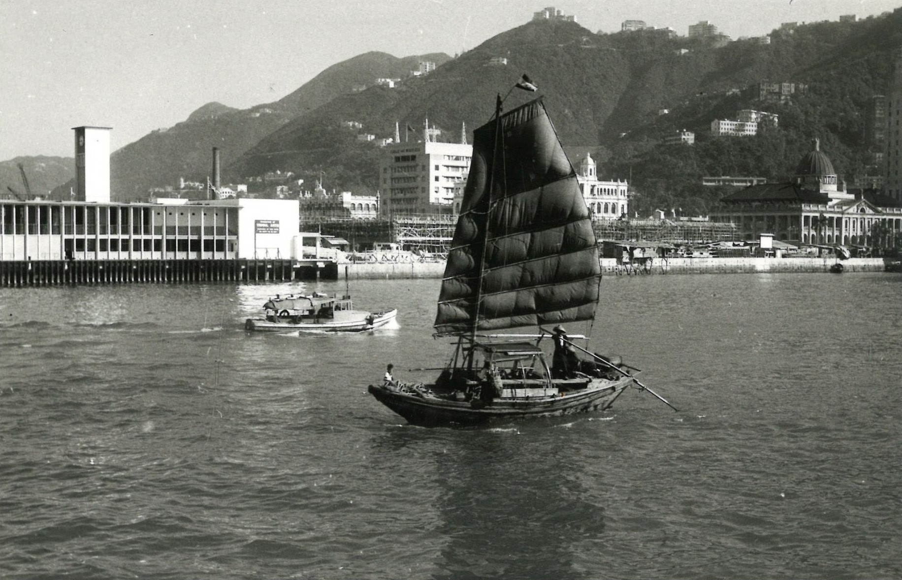 時勢變化，由上海遷往香港